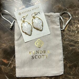 🎇Kendra Scott white Corley earrings